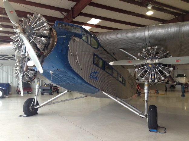 Orthogonal view of this plane! Check out the cabling from the nose, through the wing, all the way to the tail!